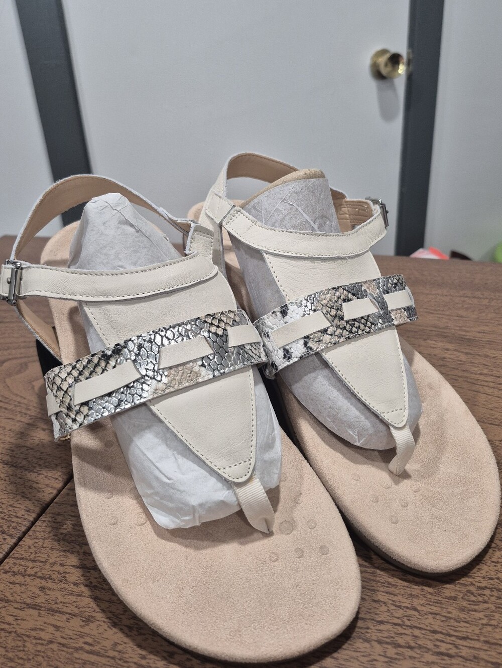 NWOB Vionic Lupe Snakeskin Sandals